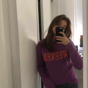 Skitsnygg stickad tröja med text på!! - En lila stickad tröja med texten WEEKEND