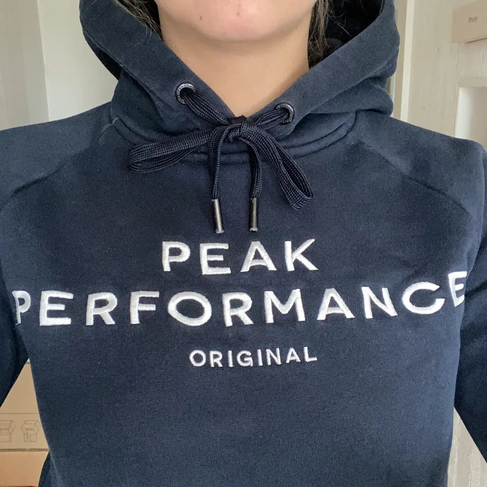 Mörkblå hoodie från Peak Performance i stl xs! Sparsamt använd och mycket bra skick. Säljer pågrund att den är för liten för mig, så skulle säga att den är ganska liten i storleken. Nypris 999kr. Hoodies.