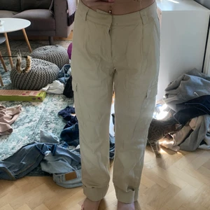 Byxor  - Säljer mina byxor med tunt material ! Köpte dom på secondhand så vet inte vart dom är ifrån. Dom är väldigt fina till en kort vit T-shirt typ ❤️ 