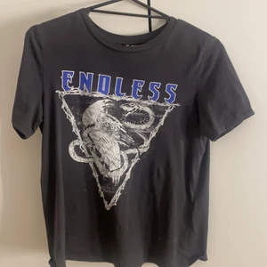 T-shirt - Säljer nu denna t-shirt med ett coolt tryck, då den inte används, använd ett fåtal gånger. Köpt från H&M, storlek XS.  😊