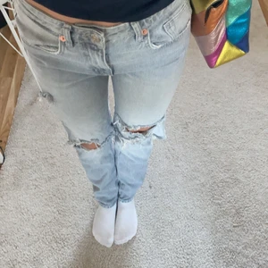 Gråa jeans - Snygga gråa jeans från Zara som tyvärr inte kommit till användning, strl 36 men passar 34 också 💗 köpare står för frakt på 66kr💗