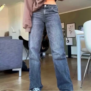 Zara jeans  - Säljer dessa jeans som är helt slutsålda💕 Lånsde bilder! 