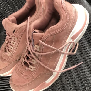 Skor - Sköna ‎sneakers ‎med ‎fint ‎tyg, ‏mörkare ‎nyans ‎av ‎nude