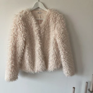 Fluffig cremefärgad jacka stl M, Cubus. - Fluffig jacka med knäppning, stl M, sparsamt använd. Från Cubus