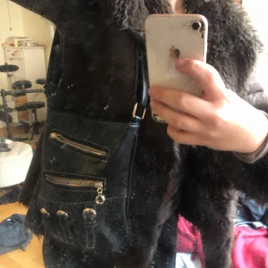 Svart väska!!🖤 - Liten svart väska med reglerbara band som kan bli både långa och korta så man kan ha den som en handväska 🖤🖤 Så fina guldfärgade detaljer!! 🖤🖤🖤🖤🖤🖤Praktisk då den har många fack!! Använd fåtal gånger❤️‍🔥❤️‍🔥 PRIS KAN DISKUTERAS vid snabbt köp!!!