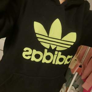 Adidas hoodie i strl S, köparen står för frakt.🥰
