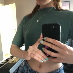 Croppad T-shirt - Fin och stilren T-shirt (croppad) från Zara! Säljer för att den aldrig kommer till användning✨