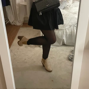 Acne pistols - Ett par as coola boots från acne. Nypriset e ca 5500kr. Säljer pga att jag inte använder de längre. Lite slitna men inget som är märkvärdigt. Köparen betalar för frakten.