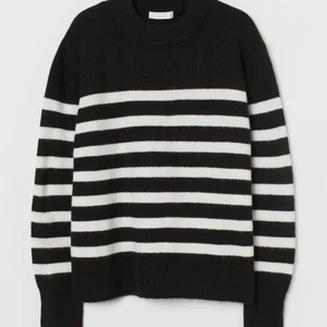 Stickadtröja🖤🤍 - Superfint stickad tröja till hösten!🙈🍂💗 Säljs pga kommer inte till användning. Använd 1 gång!!!⚡️