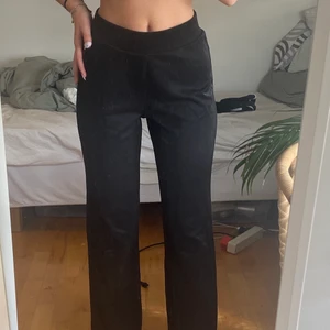 mysiga gina byxor som passar till ALLT💗 - de e lite glittriga (kan skicka bättre bilder ifall de önskas) så de passar utmärkt t både utekväll o hemmakväll 🪐⚡️ super stretchiga så skulle nog säga att de passar de flesta 🌸