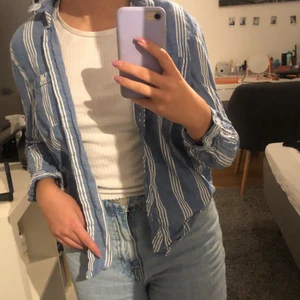 Randig skjorta - Säljer min blå skjorta med vita ränder på, använd ett fåtal gånger 