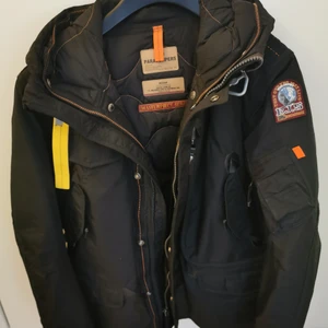PARAJUMPER JACKA - Ny Parajumper jacka i storlek Medium säljes nypris 8599kr kvitto finns. Bud kan accepteras. 
