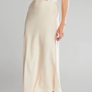 Fin satinkjol helt ny och oanvänd  - Xs-s ljus färg 150 kr + frakt 