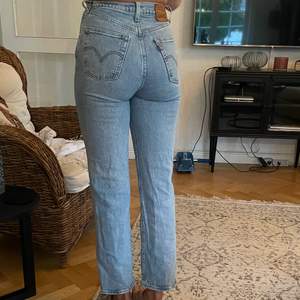 Raka Levi’s jeans i storlek 25, skit snygga men tyvärr växt ut