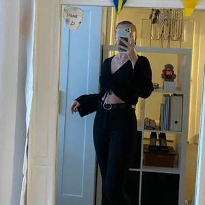 Hm topp, storlek small - Näst intill nyskick, storlek small/medium. Mycket fin, festlig topp som går att klä både upp och ner till önskad stil. Har ägt den i ca 1 år men endast använd fåtalet gånger.