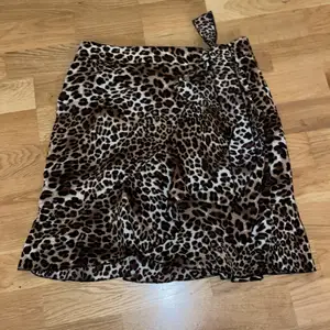 Leopard kjol med volang och knyte säljer för använde den ej i sommras