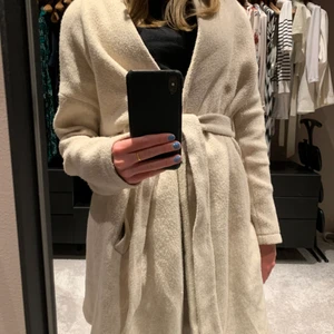 Vit mysig kappa  - Vit kappa från Vera Moda🤍 i bra skick använd enstaka gånger🤍