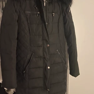 Rock and Blue - Säljer min fina Rock And Blue jacka då den inte kommer till användning längre, den är använd 1 vinter och är fortfarande i bra skick, äkta päls på luvan och väldigt varm!