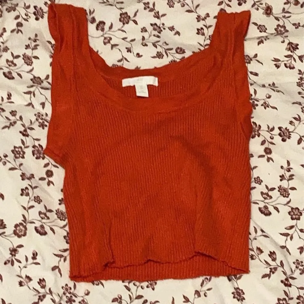En röd fin tröja som jag köpt på H&M, den har inte kommit till så mycket användning så jag säljer den. Jag har klippt längden på den pga att den va lång förut💞. Toppar.