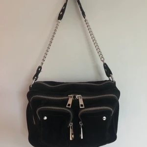 Nunoo väska mocka  - Snygg nunoo väska i mocka material. Köpt för två år sedan men är i bra skick. Köpt för 1500kr. Köparen står för frakten💓💓