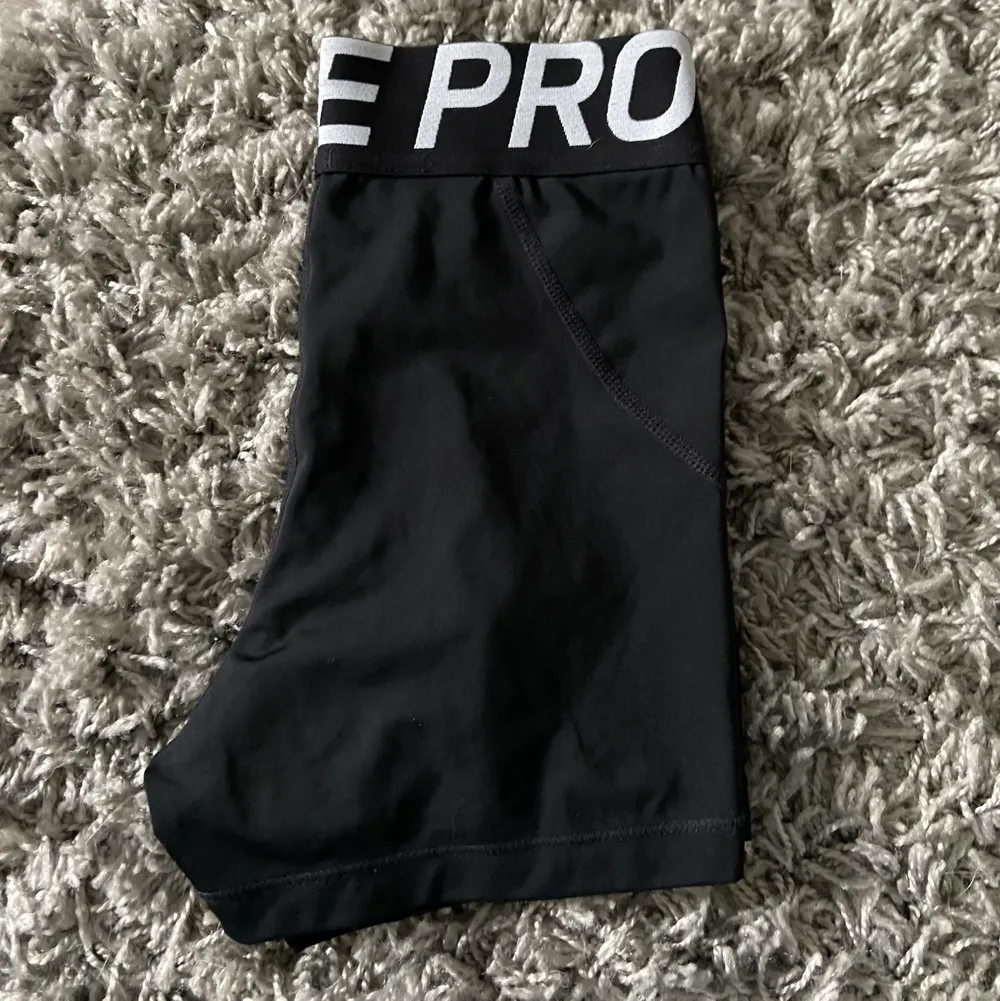 Säljer dessa svarta Nike PRO shorts då dom är lite för små. Dom är i super bra skick och är jätte sköna. Storlek XS. Köparen står för frakt💕. Shorts.