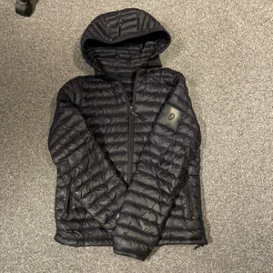 Peak Performance Dunjacka - Säljer min peak performance dunjacka som jag köpt i butik för 3000 kronor. Den passar helt enkelt inte mig längre. Den är i fint skick förutom 2 små hål som enkelt att går att laga. (Köparen står för frakt)