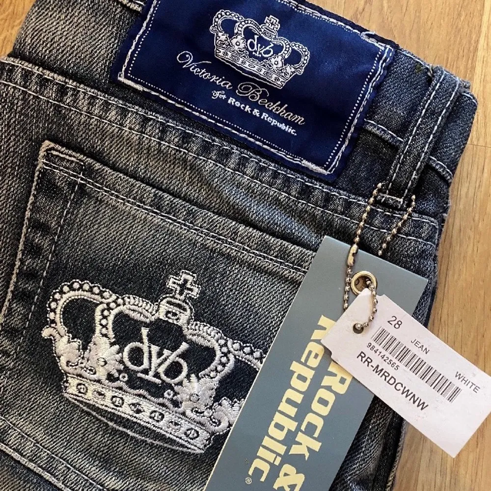 Skit snygga Victoria Beckham jeans kollektion med rock & republic! Helt nya, aldrig använda utan endast testat. Stl w28 men är rätt små i storlekar så passar xs/s. Låg midja och utsvängda ben! 550kr + frakt. Jeans & Byxor.