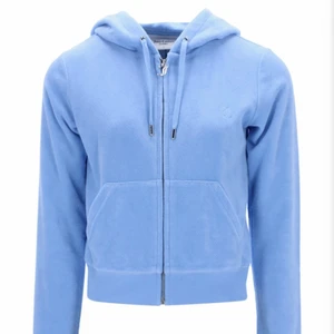 Juicy Couture - Säljer detta fina Juicy set i en fin blå färg. byxorna är i storlek M och tröjan är i storlek Xs. Byxorna passar för er som är 1,70cm till 1,78cm. båda delarna för 700kr