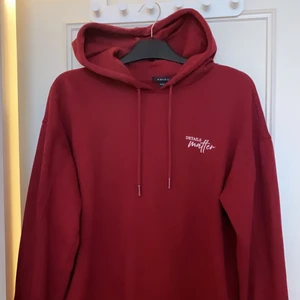 Hoddie - En knappt använd hoddie i vinröd som är i storlek L