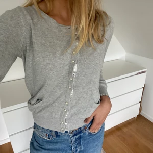 Grå kofta - Säljer denna söta kofta från New House, den är i bra skick, köparen står för frakt!:)