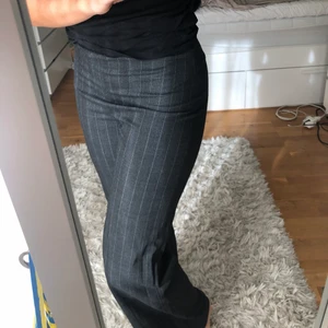 Randiga kostymbyxor - Ett par riktiga favoritbyxor. Super snygga och jätte sköna. Från Zara i storlek xs. Passar bäst till den med långa och smala ben, annars kan de behövas läggas upp. I bra skick utan defekter. Köpare betalar frakt