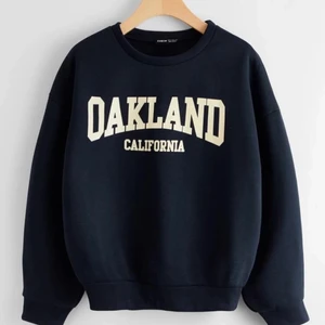 Väldigt fin sweatshirt i strl S - Säljer nu min helt oanvända sweatshirt i strl S ifrån Shein då den tyvärr inte kommer till någon användning💗 Pris går självklart att diskutera💗