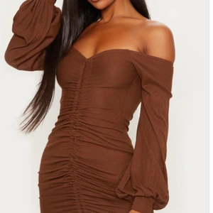 Brun klänning - Klänning från Pretty little thing. Storlek S men passar även M. Den sitter perfekt på mig som är 166cm lång. 