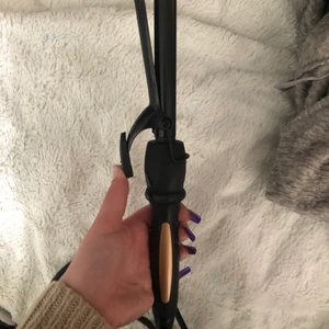 Locktång  - Locktång 19mm från Clas Ohlson, sparsamt använd. Ger fina lockar🤍