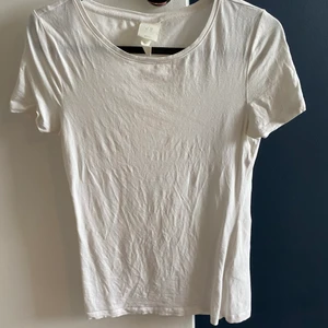 T-shirt  - Vit t-shirt från H&M i storlek XS, passar S också. Nästan aldrig använd. 