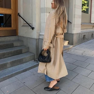 Slutsåld Trenchcoat Arket  - Min syster säljer denna trenchcoat hon köpte av Lovisa Barkman . Tyvärr var den för liten för henne. Jackan är kemtvättat av Lovisa och endast provad.  Skriv till mig eller till henne . Hon heter @ anniiiiz på plick 