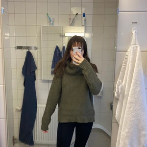 Stickad tröja - En militär grön stickad tröja. Perfekt nu när de blir kallare. Storleken är S men den ä lite större som M. Den är i bra skick