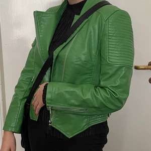 Skinnjacka Zara - Skitsnygg grön skinnjacka från Zara, sparsamt använd🐸. Inga defekter. Strl M, perfekt till hösten