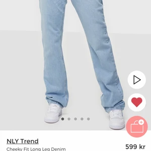 Jeans från Nelly. Säljer då jag köpte 2. - Jag är 161 cm så dem är lite långa men det funkar. 
