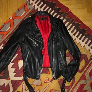 Skinnjacka rött innerfoder - En skinnjacka från Rock and Blue i storlek 38. Rött och lent innerfoder. Möts helst upp i Stockholm men kan frakta också.