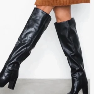 Höga boots  - Supersnygga och aldrig använda, säljer dessa för de är tyvärr för små! Storlek 39, säljer dessa för 100kr plus frakt