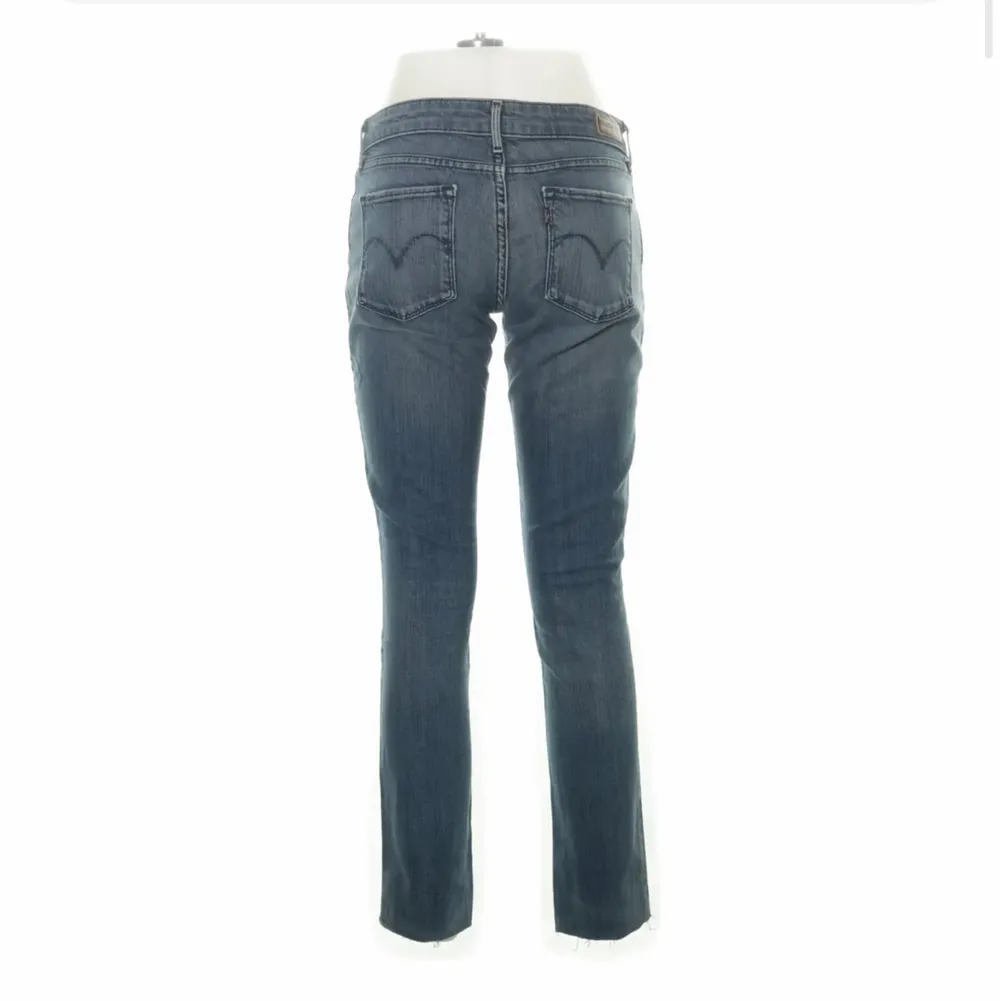 Jeans från levis köpta på sellpy för 125kr! Passade tyvärr inte mig därför säljer jag vidare!!! 💜. Jeans & Byxor.
