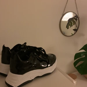 lack-skor - sjukt fina skor som jag fick i julklapp förra året men som tyvärr inte passade på mig. Helt oanvända, endast testade! Ifall du har frågor eller vill diskutera pris så hör av dig 💕💕💕