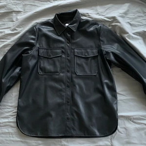 Oversized Topshop Jacka - Fake läder jacka i stolek 44. Bra skick!