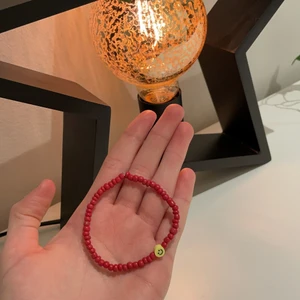 Rött smiley Armband - Armbandet kostar 20 kr utan frakt! Frakten kostar 12kr. Hoppas ni gillar det:)