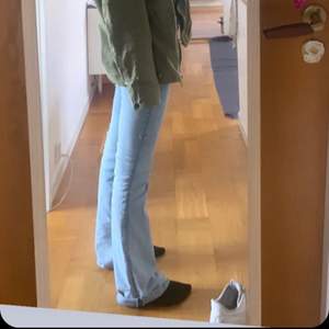 as balla zara bootcut jeans i strl 34:) använda 5 ggr ungefär men skitsnygga har fått massa komplimanger på dem! köparen står för frakt