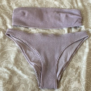 Bikini h&m 38 - Säljer en lila bikini ifrån hm i storlek 38, sitter lite stort på mig som har 36 men funkar.