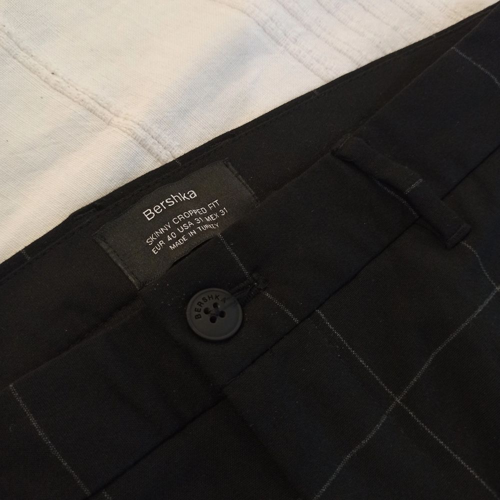 Svart-vitrutiga kostymbyxor från Bershka. Passar som Medium, sitter bra men något korta för mig som normalt har ungefär 31/33. Inköpta för ungefär 30€ för något år sedan men sparsamt använda, därav är de i väldigt bra skick. Se bild för storlek. Jeans & Byxor.