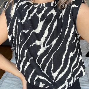 Zebra topp - Topp med axelvaddar, knappt använt. Frakt ingår