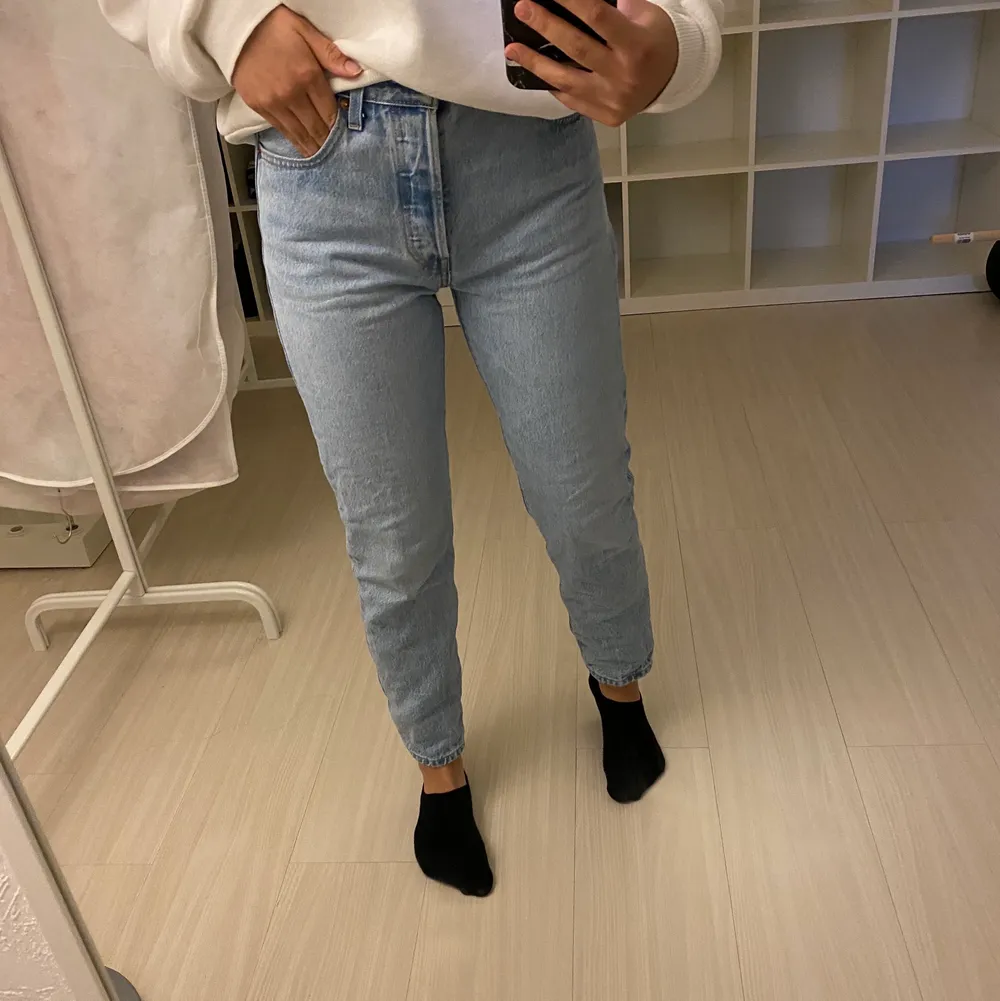 Levis jeans i storlek W25 L26. Använda fåtal gånger! Jag är 163cm lång. . Jeans & Byxor.